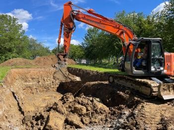 Bagger gräbt ein Loch