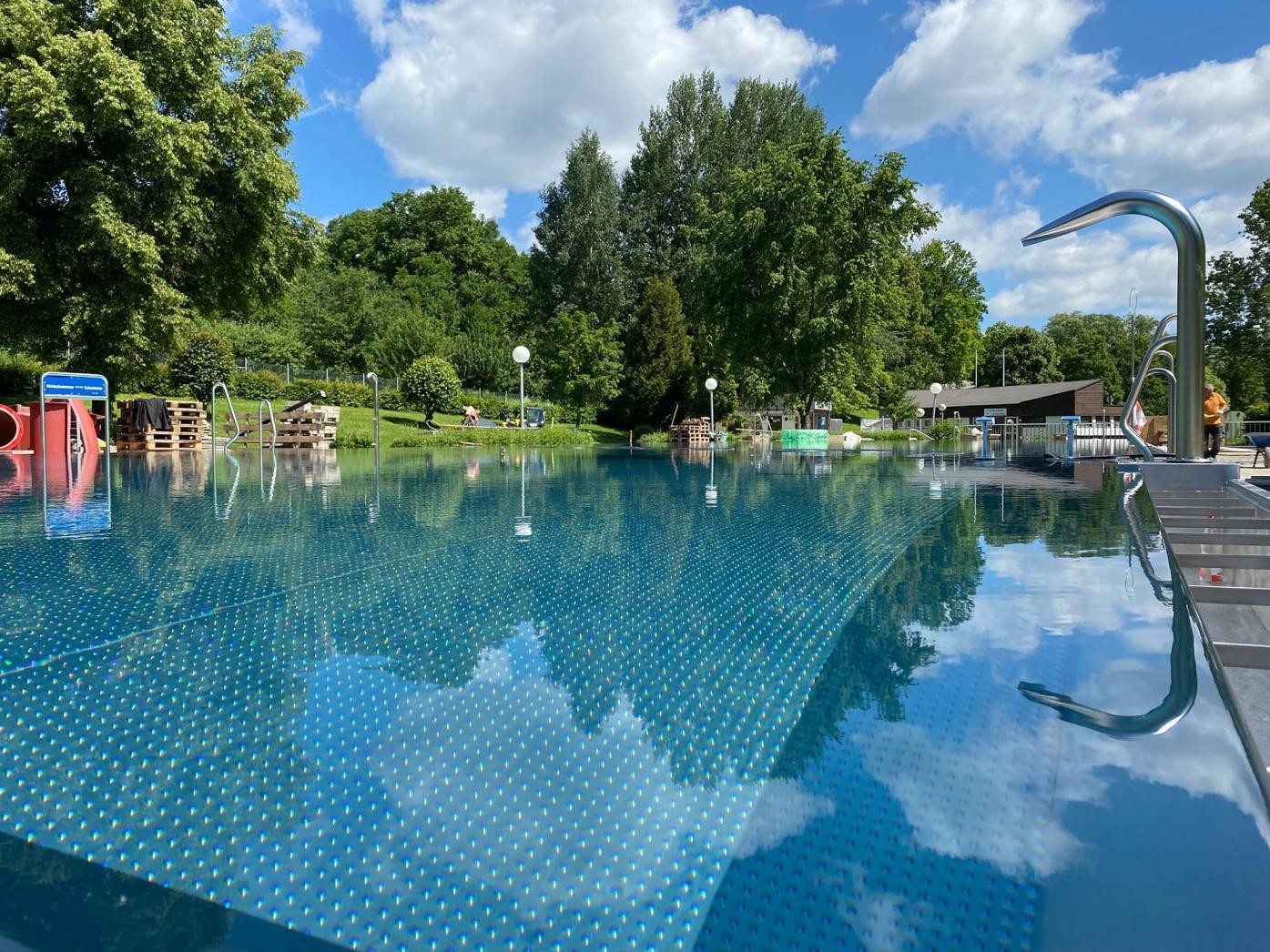 Schwimmbecken Sofienbad zusehen ist der nicht Schwimmerbereich des Sofienbades im Hintergrund sind Bäume