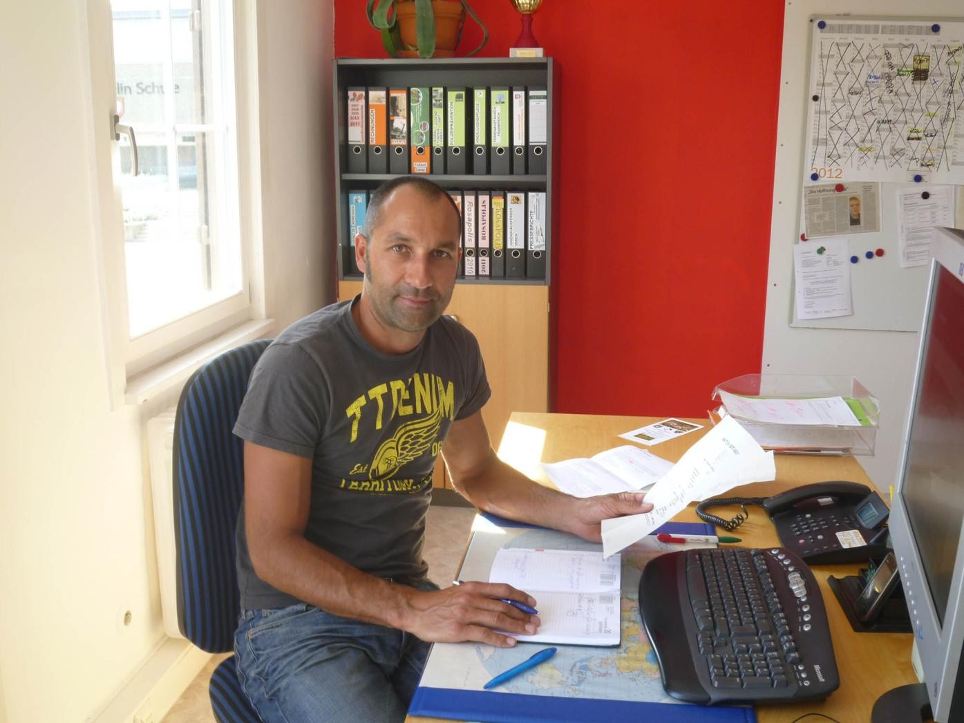 Stadtjugendpfleger Helge Martelock zusehen ist Herr Martelock er sitzt an einem Schrebitisch mit PC